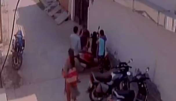 ಪ್ರೀತಿಸುವುದಿಲ್ಲ ಎಂದ ಯುವತಿಗೆ ಹಾಡಹಗಲೇ ಥಳಿಸಿದ ಯುವಕ: ವೀಡಿಯೊ ವೈರಲ್